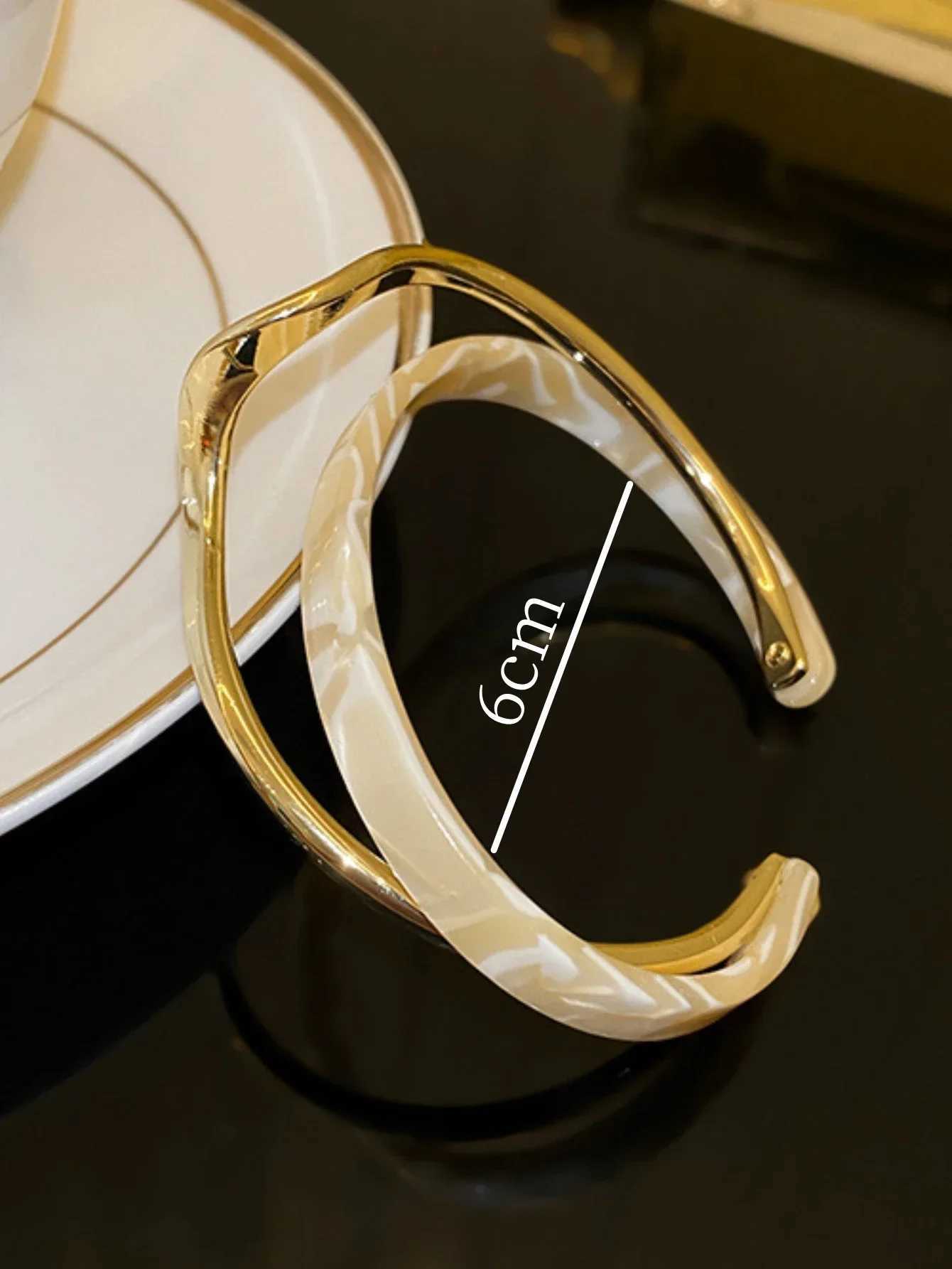 1PC Womens Fashion Light Luxury Gold Plated White Shell Twisted Cross Bracelet for Date Travel Banquet Party Holiday Dressing Gift XJ250707