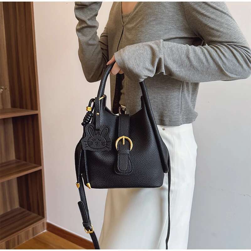 Brand New Women Handbags High Quality Leather Personalized Rabbit Pendant Exquisite Design Vegetable Basket Crossbody Bag