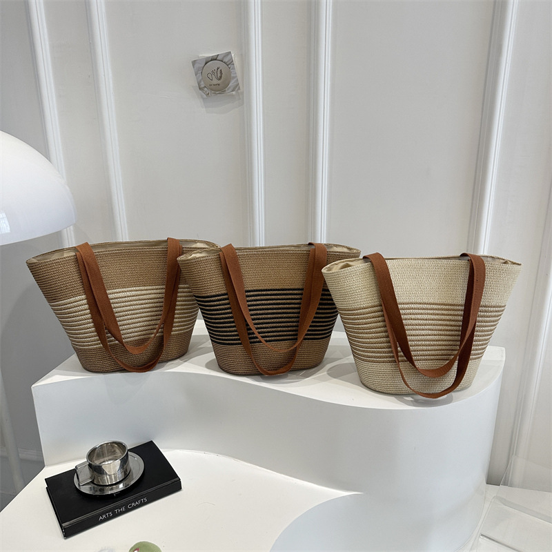 Fashion contrasting straw woven hand-held bucket women's 2025 summer new versatile shoulder casual armpit bag