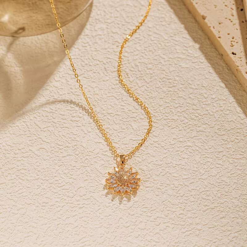 Autumn and winter new women's temperament necklace creative floral pendant design collarbone chain plating