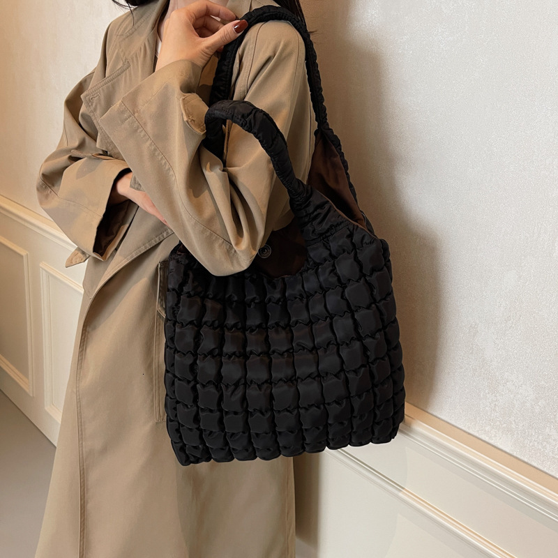 Korean version cotton jacket, underarm large capacity woven women's new 2025 simple and fashionable diamond tote bag, shoulder bag