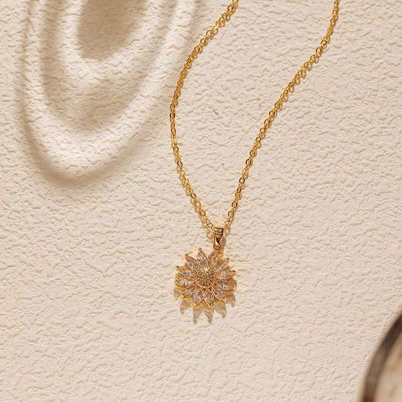 Autumn and winter new women's temperament necklace creative floral pendant design collarbone chain plating