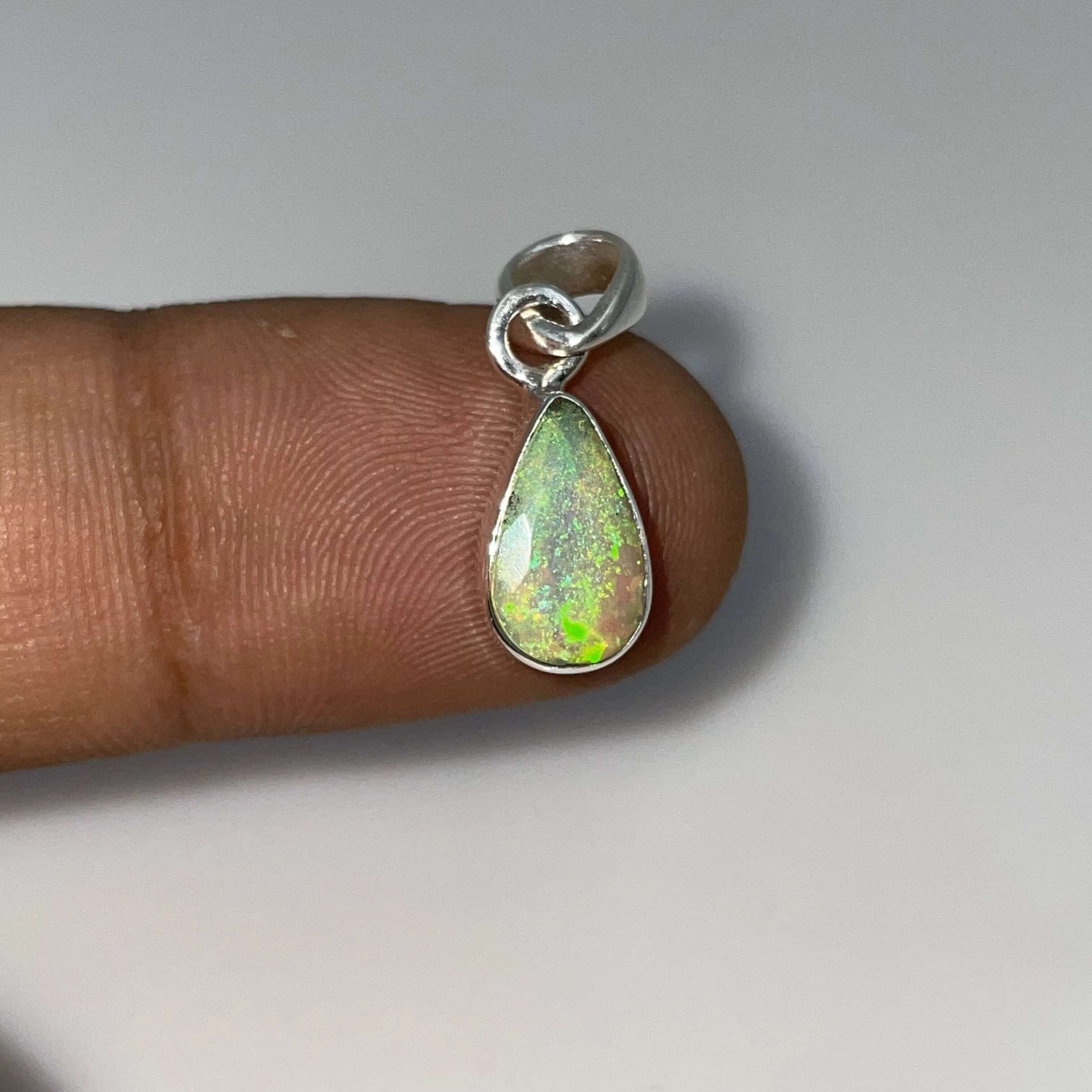 Solid sier Ethiopian pendant multi flame opal quality, suitable for both men and women, rainbow necklace with electroplating charm