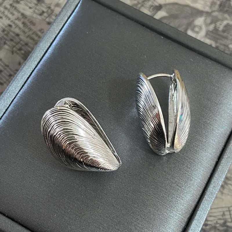 Vintage Metal Shell Stud Earrings for Women Punk Silver Color Texture Geometric Irregular Ear Buckle Jewelry Party Gift Y250510