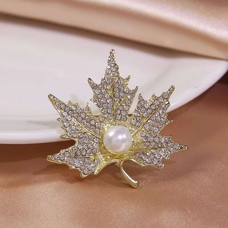 Hot Sale 22 Style Women Luxury Brooches Pins Dainty Designer Rhinestone Crystal Brooch Pearl Flower Fashion Brooch