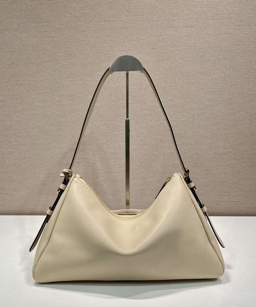 Women's Bags Designer Women New Fashionable Commuter Cowboy Rivet Simple Leisure School Backpack Summer Guangzhou Bag
