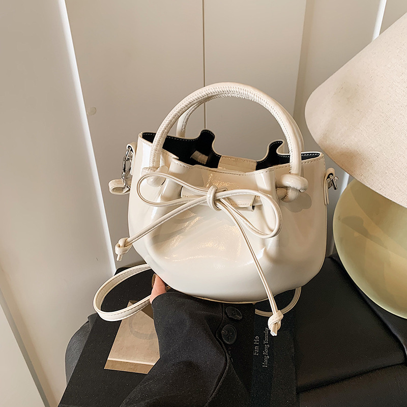 This year's popular bags include Korean style fashion solid color single shoulder stylish versatile handbags, and women's handbags