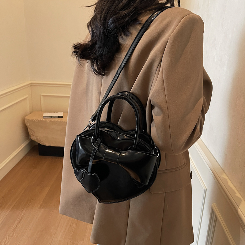 Women's bag 2025 new fashionable heart-shaped small simple and elegant single shoulder crossbody bag, handbag