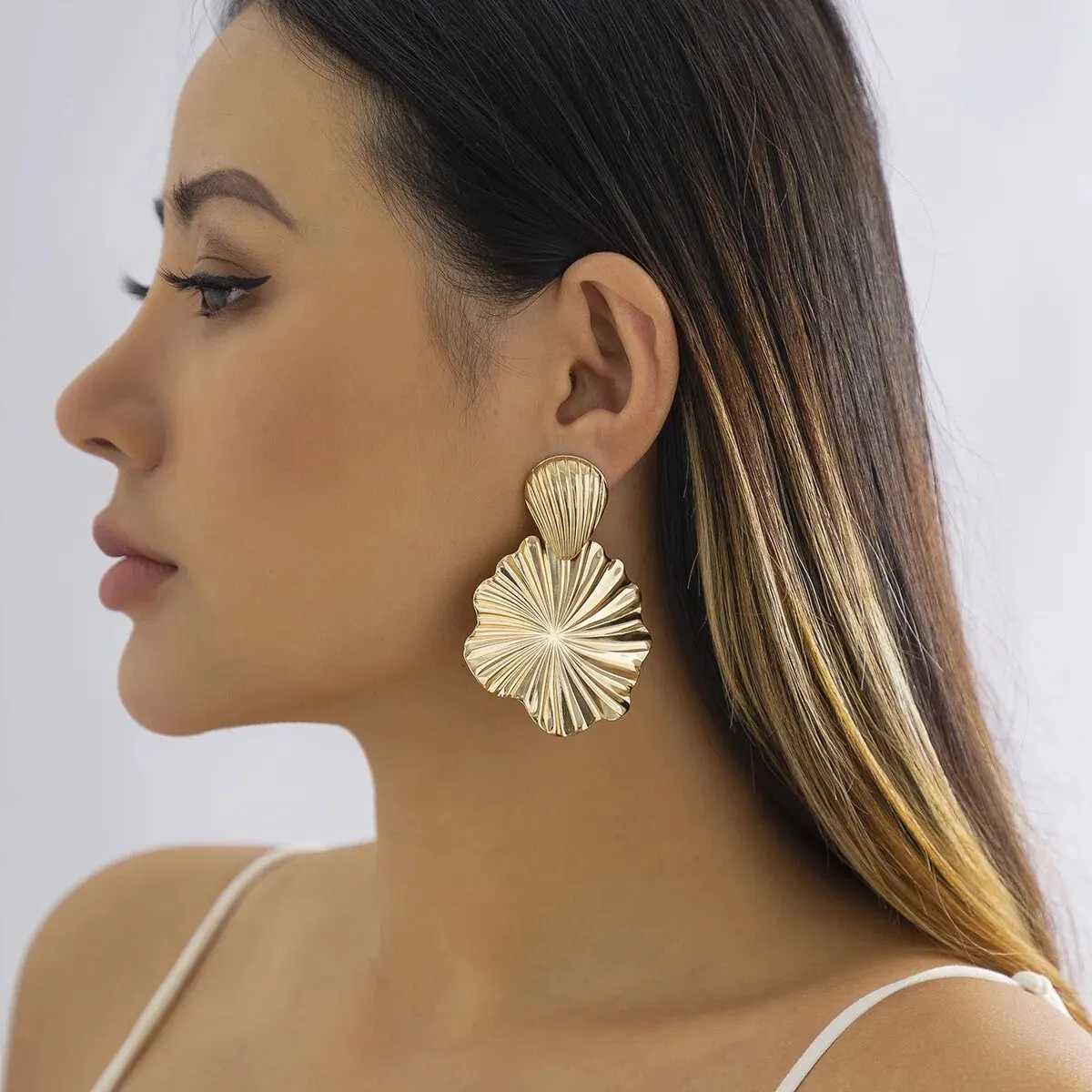 Trendy Geometric Lotus Leaf Shape Pendant Drop Earrings for Women Gold Color Hanging Earrings Ladies Jewelry Wedding Party Gift Y250510