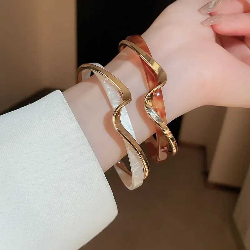1PC Womens Fashion Light Luxury Gold Plated White Shell Twisted Cross Bracelet for Date Travel Banquet Party Holiday Dressing Gift XJ250707