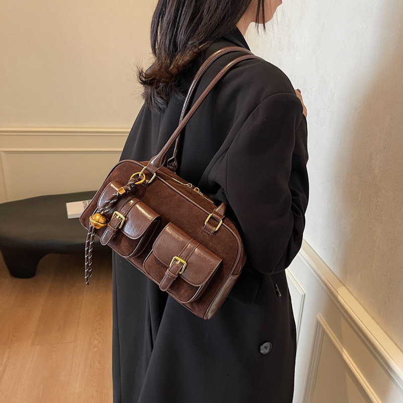 Small niche design, simple one shoulder hand-held commuting bag, women's 2025 autumn and winter new high-end bowling bag