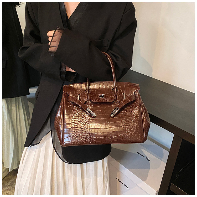 2025 New Fashionable Women's Shoulder Bag Designer Luxury Crocodile Leather Texture Metal Lock Handbag Practical Flip Commuter Crossbody Bag Stor