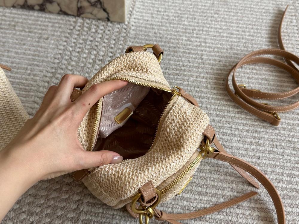 2025 New Commuter Handheld Woven Bag Women's Versatile Small Square Bag Texture Popular Single Shoulder Crossbody Bag