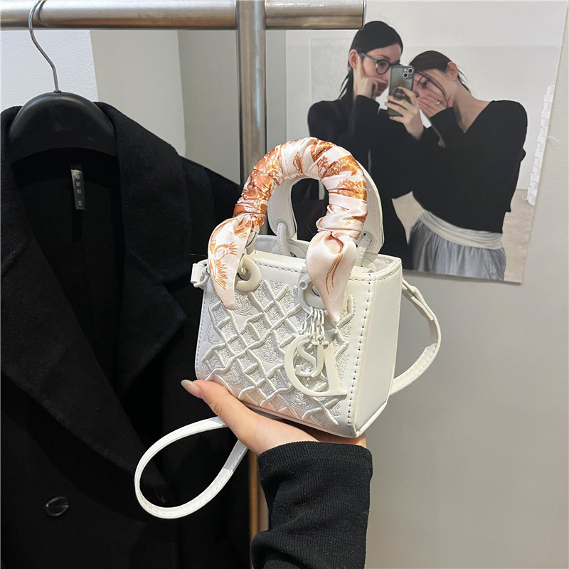 Free Shipping Chinese-Style Embroidered Lady Diana Shoulder Bag - Designer Light Luxury Tote Handbag for Women, Versatile Crossbody & Casual Chic