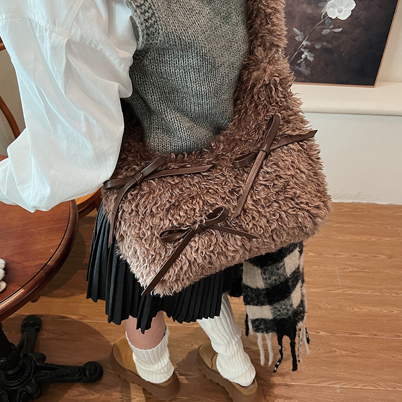 Bean milk roll crossbody women's 2025 new style cute plush bag, autumn and winter commuting bag