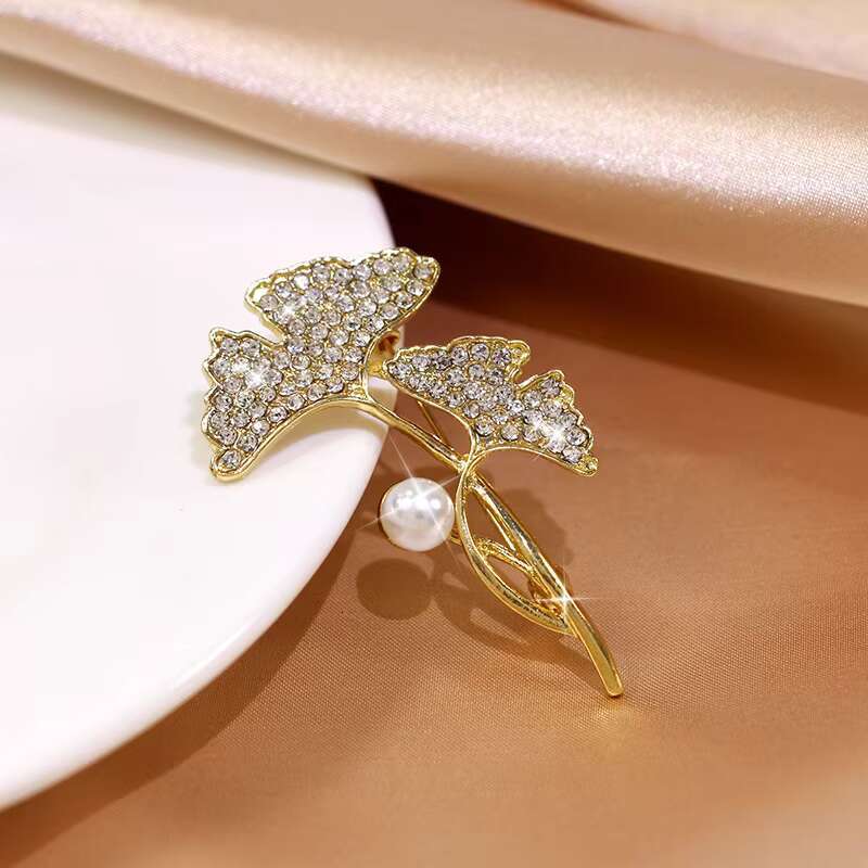 Hot Sale 22 Style Women Luxury Brooches Pins Dainty Designer Rhinestone Crystal Brooch Pearl Flower Fashion Brooch