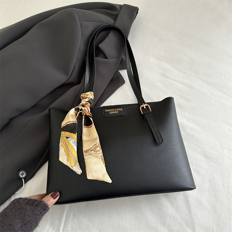 Free Delivery Designer Bag This Year's Popular Silk Scarf Hand 2025 New High End Sensory Communication One Shoulder Armpit Tote For Women Luxury 