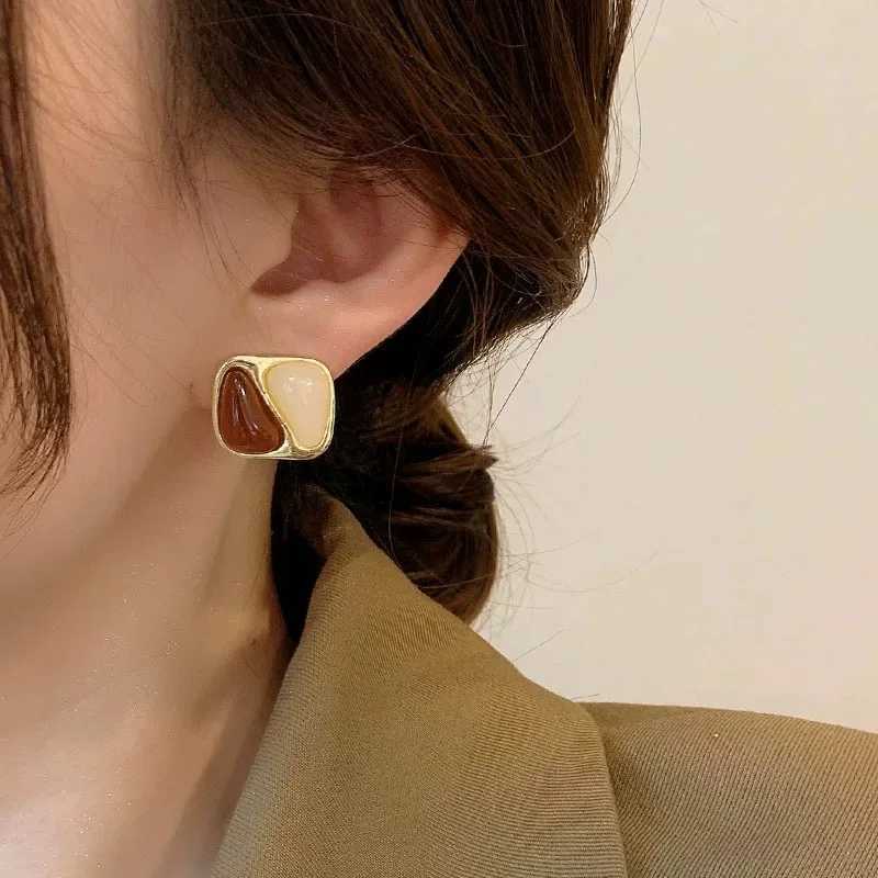 2025 New Fashion Brown Resin Square Stud Earrings For Women Vintage Metal Irregular Geometric Temperament Earrings Jewelry Y250510