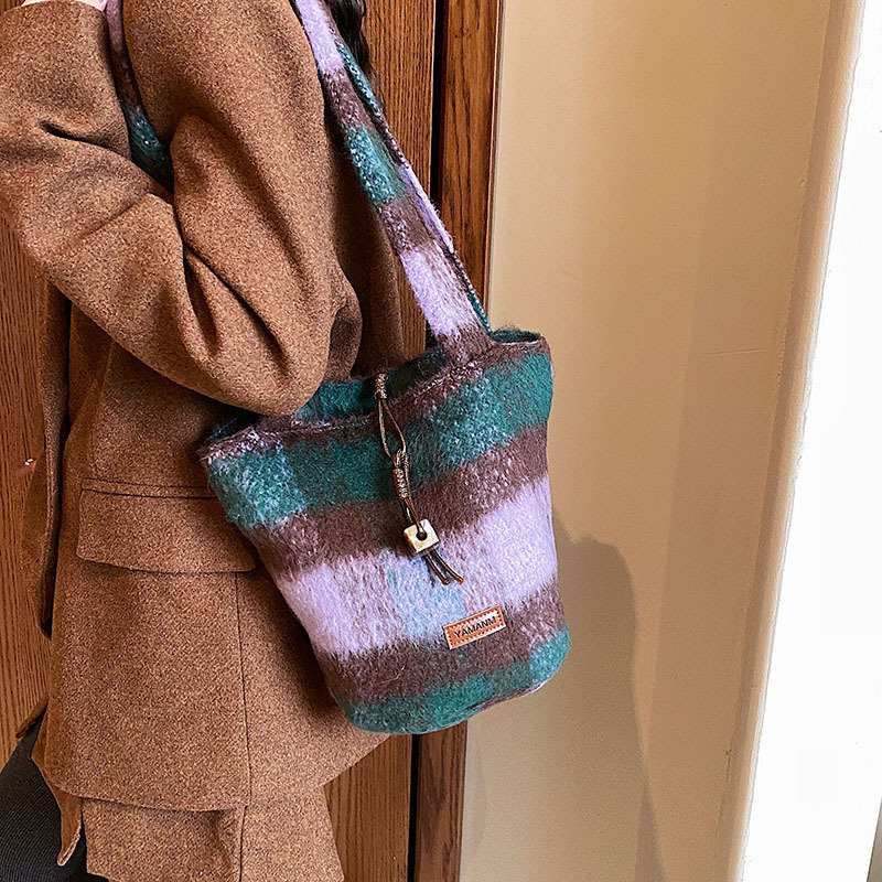 Fashionable contrasting color woolen armpit for women 2025 new college style tote bag, casual and versatile shoulder bag
