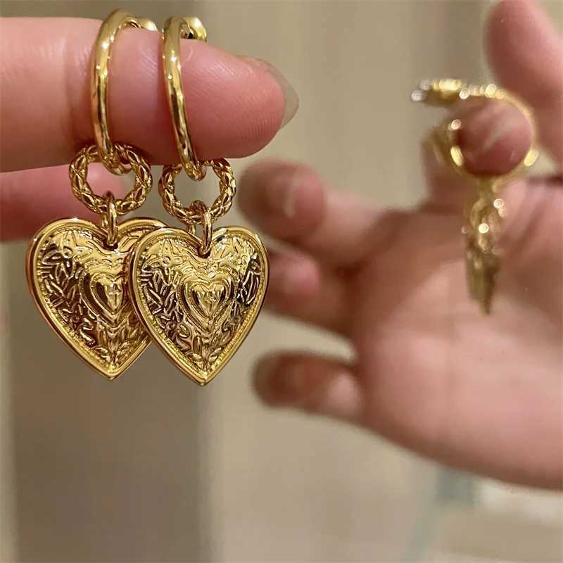 Retro Relief Heart Shape Earrings Elegant Embossed Gold Color Heart Shape Alloy Stud for Women Fashion Jewelry Party Gift Y250510