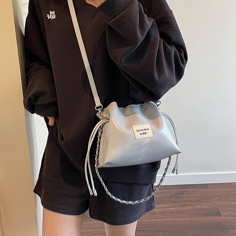 Korean Fashion Handheld Bucket Women's 2025 Summer New Light Luxury Western Style Shoulder Casual Crossbody Bag