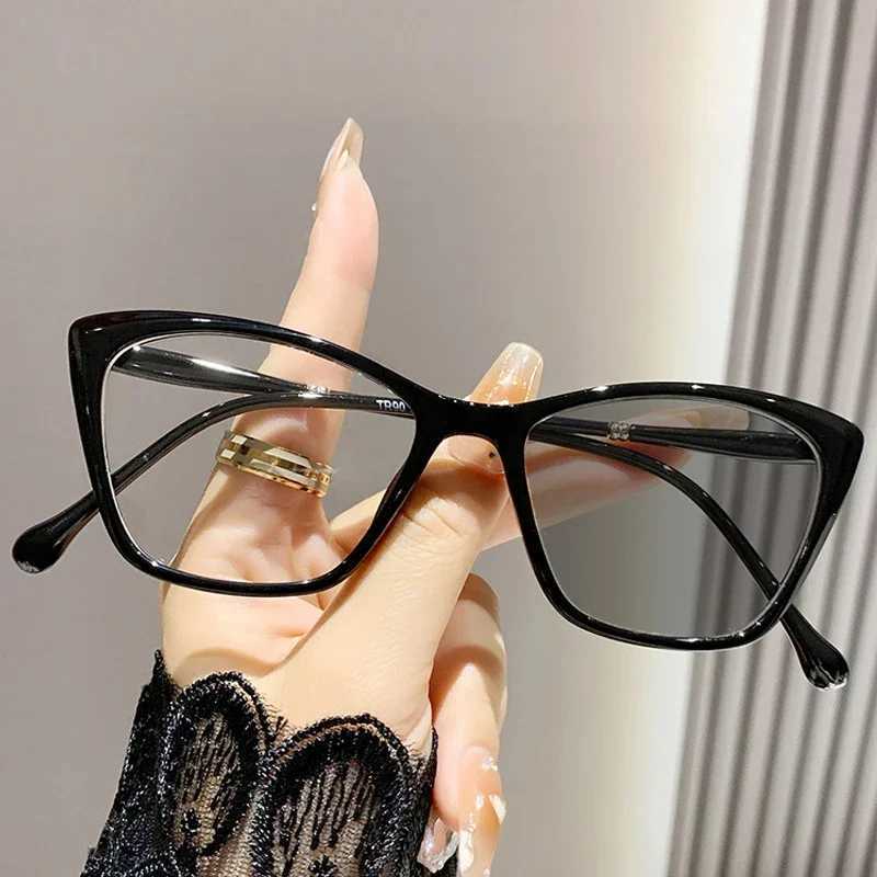 2024 Retro Cat Eye Photochromic Myopia Glasses Women Large Frame Color Changing Eyewear Anti Blue Light Near Sight Glasses W250513