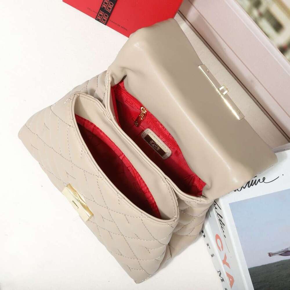 CHHC premium shoulder with real texture, fashionable and trendy handbag, versatile crossbody bag for daily commuting