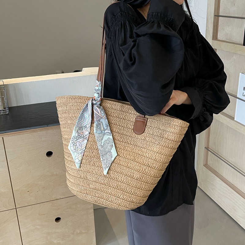 2025 new straw bag designer women's large capacity new vacation beach grass woven commuting bucket bag vegetable basket tote bag