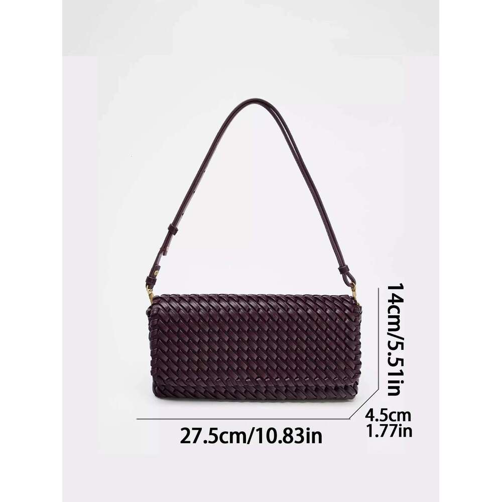 Woven exude a sense of sophistication. Single-shoulder crossbody flip bags are simple and versatile
