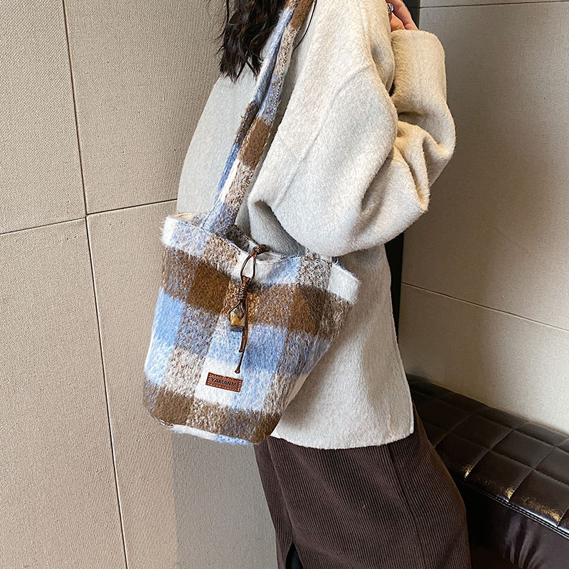 Fashionable contrasting color woolen armpit for women 2025 new college style tote bag, casual and versatile shoulder bag