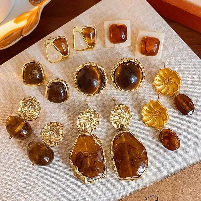 2025 New Fashion Brown Resin Square Stud Earrings For Women Vintage Metal Irregular Geometric Temperament Earrings Jewelry Y250510