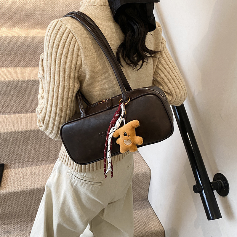 Autumn and Winter Large Capacity Women's 2025 New Super Hot Fashion Commuter Handheld Bowling Bag