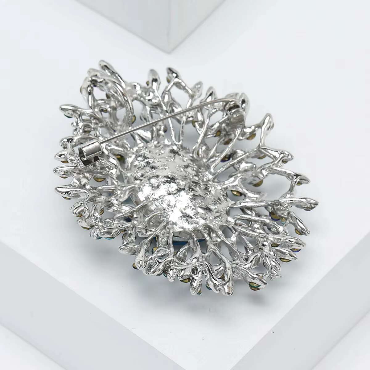 Hot Sale Fashion Diamond Rhinestone Flower Brooches for Women Large Round Classic Brooch Pin Vintage Elegant Accessory