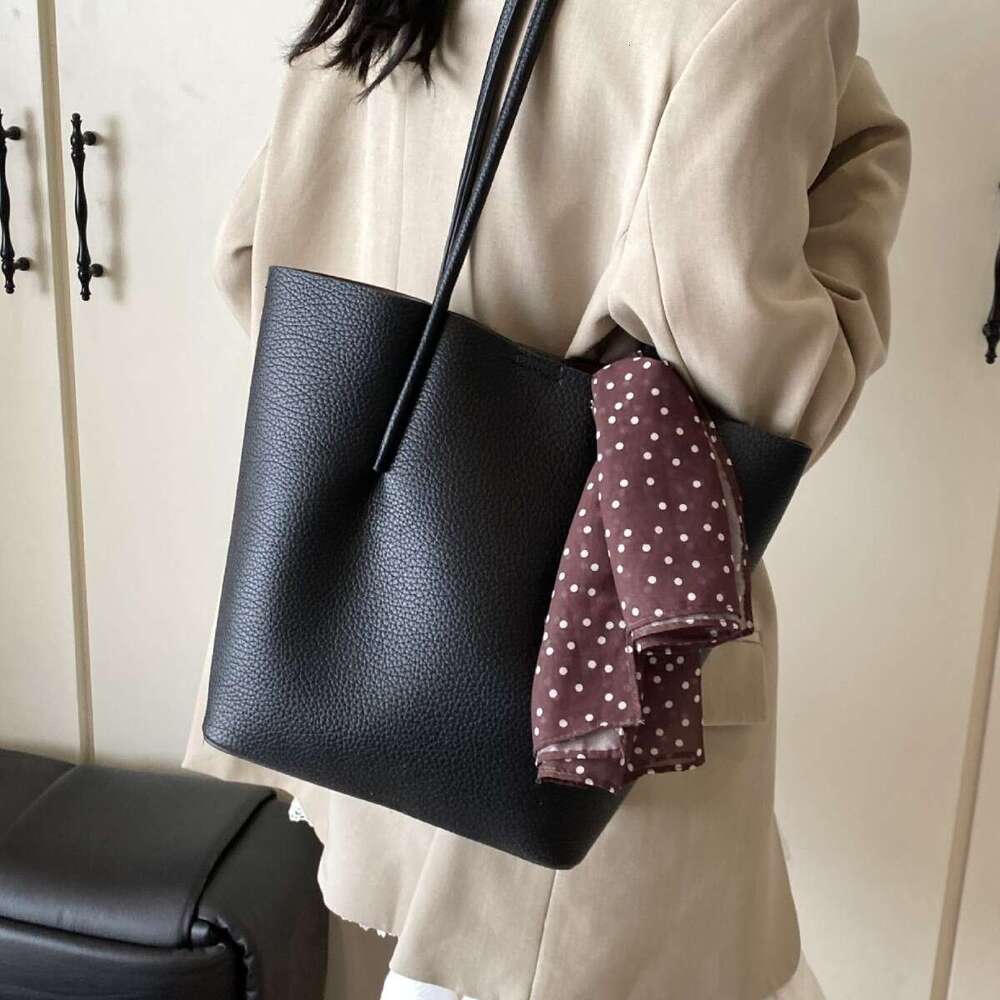 Large capacity tote bag for women in the spring of 2025, trendy and simple one shoulder underarm bag, popular among internet celebrities