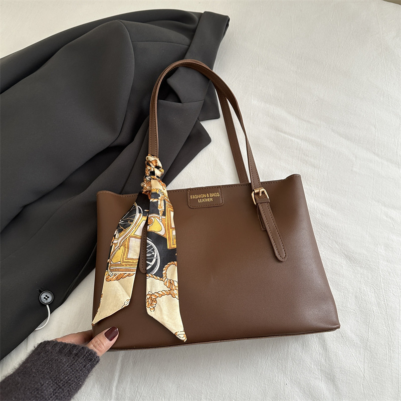 Free Delivery Designer Bag This Year's Popular Silk Scarf Hand 2025 New High End Sensory Communication One Shoulder Armpit Tote For Women Luxury 