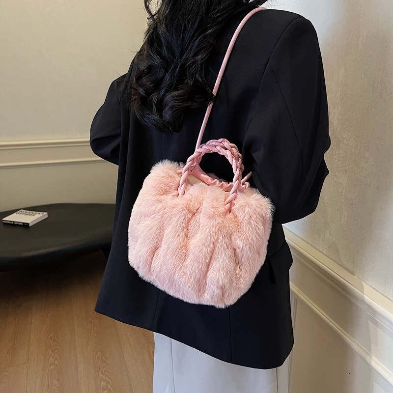 Autumn and winter super popular niche women's 2025 new versatile crossbody fashionable hand-held furry bag