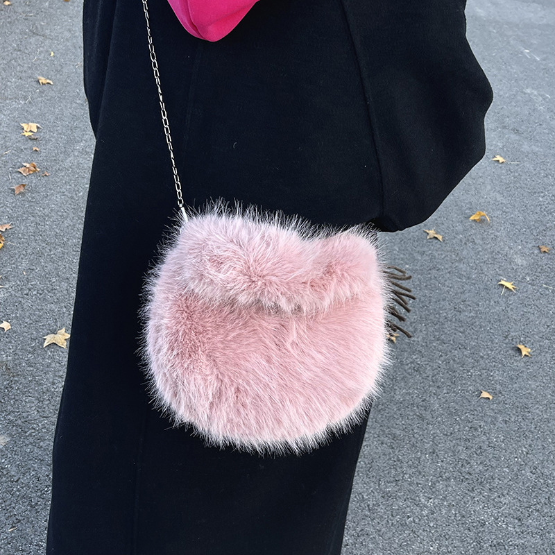 Handheld for women, new autumn and winter styles, fashionable this year, high-end feel, niche plush bags, handheld small bags
