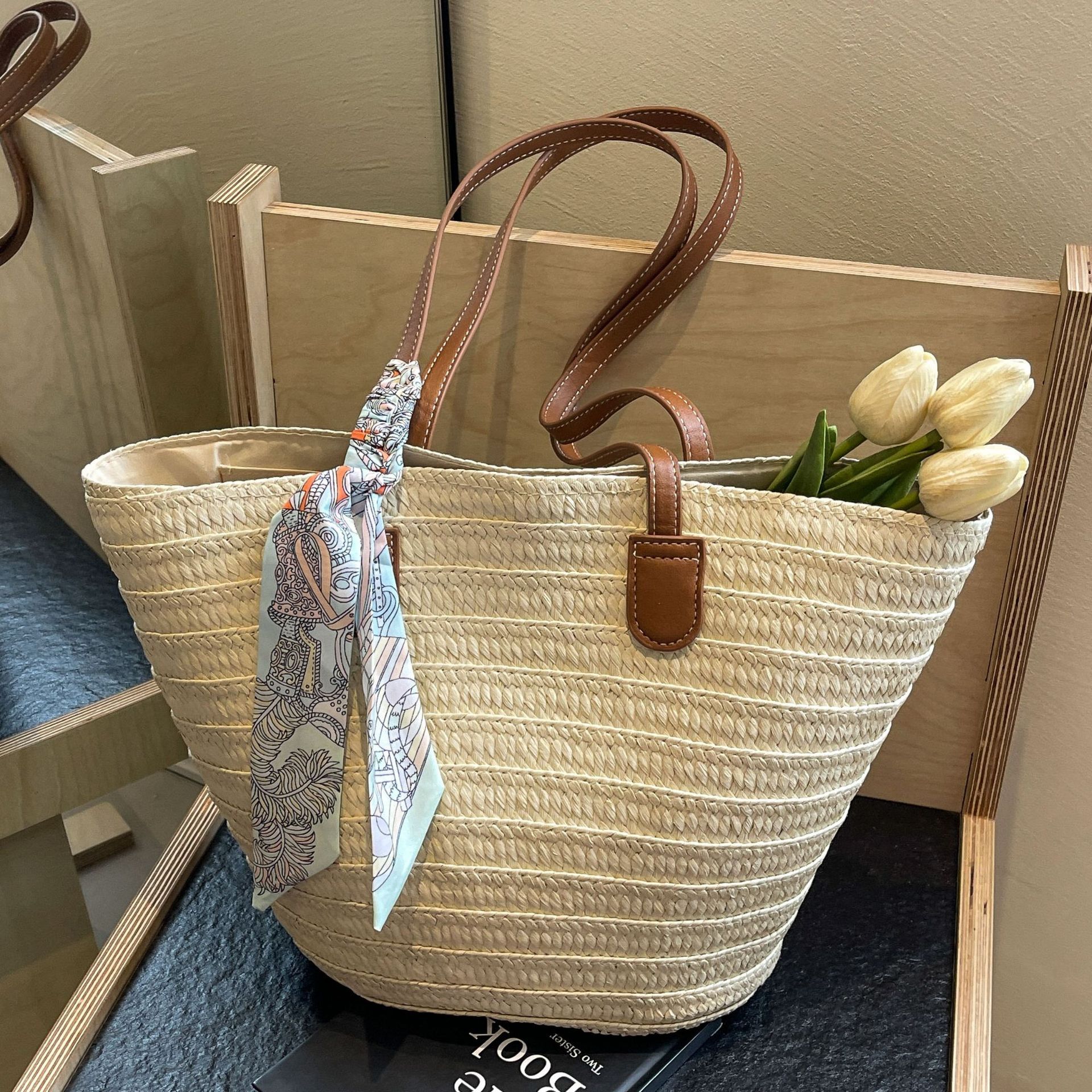 2025 new straw bag designer women's large capacity new vacation beach grass woven commuting bucket bag vegetable basket tote bag