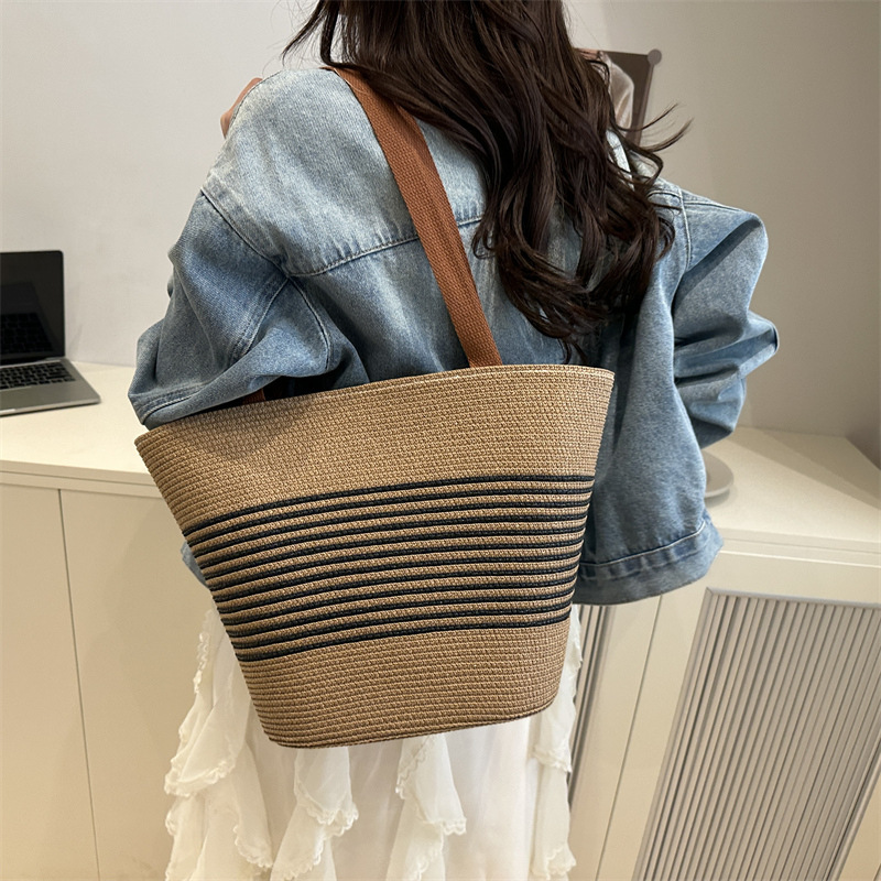 Fashion contrasting straw woven hand-held bucket women's 2025 summer new versatile shoulder casual armpit bag