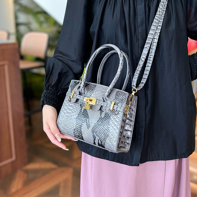 Designer Pack New Snake Patterned Women S High End Single Shoulder Handbag Commuting Crossbody Bag Free Shipping