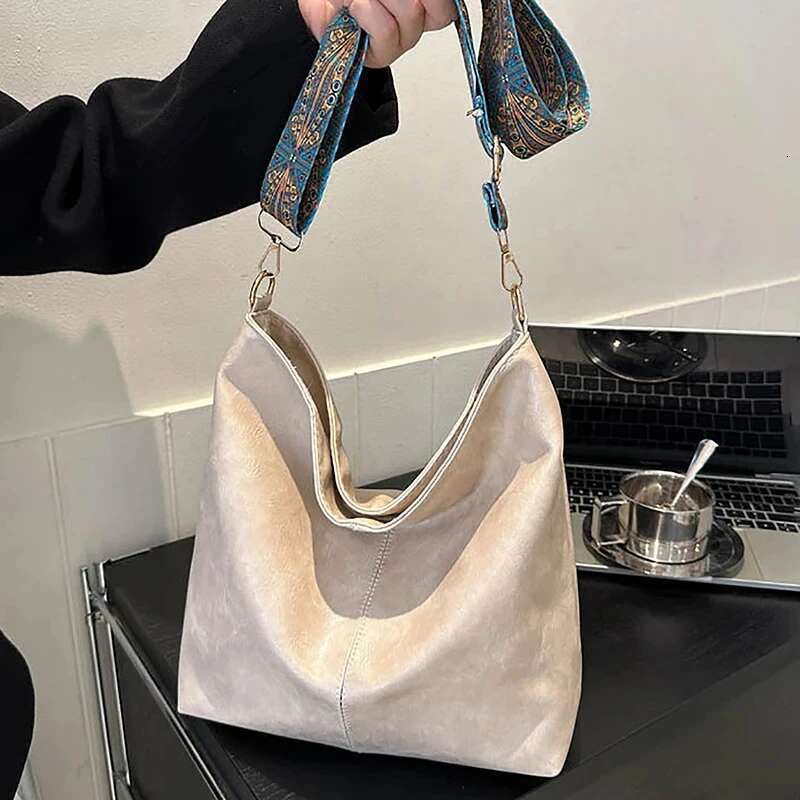 Vintage Solid Color PU Leather Women Fashion Shoulder Sling High-Capacity Simple Wide Strap Bucket Crossbody Bag Commuting