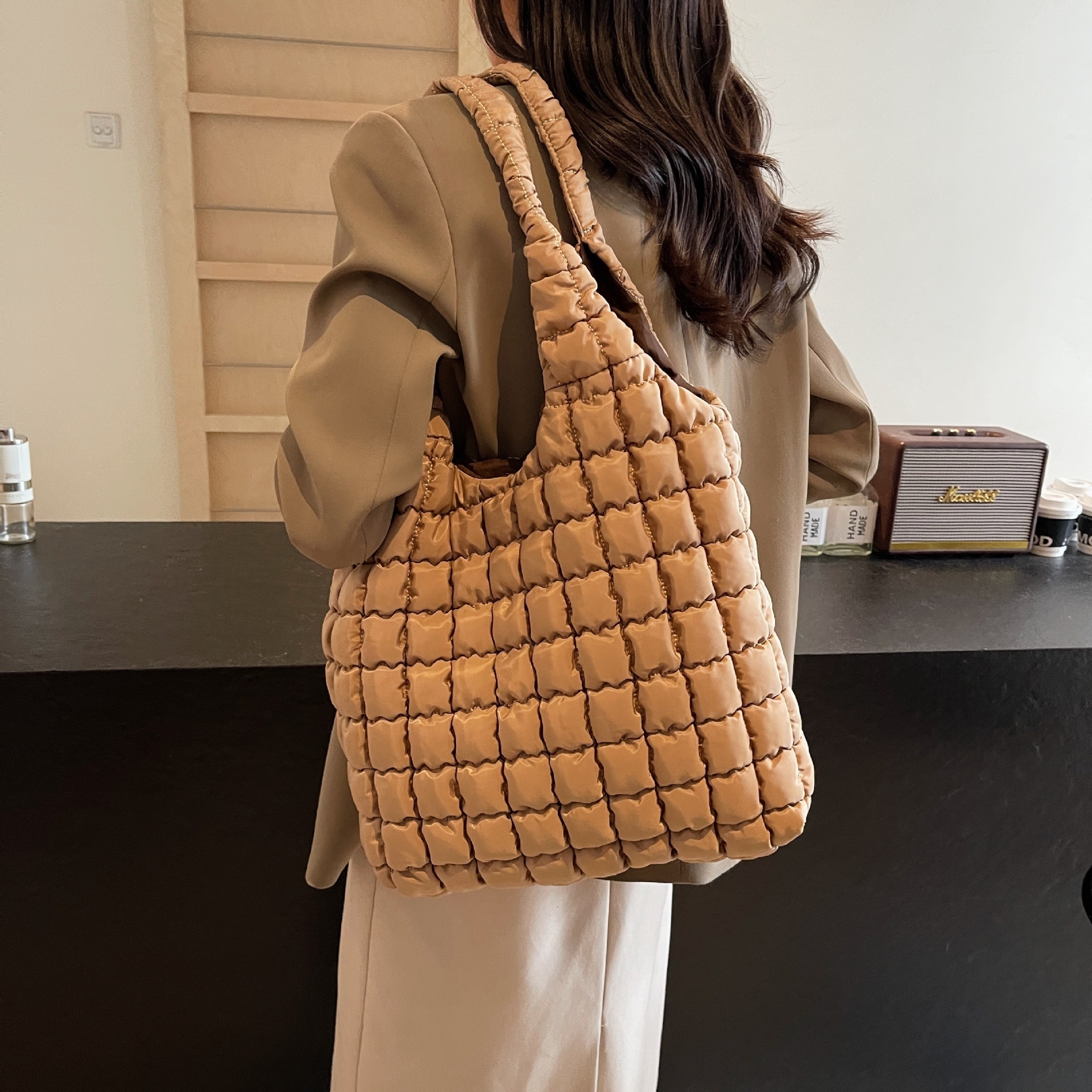 Korean version cotton jacket, underarm large capacity woven women's new 2025 simple and fashionable diamond tote bag, shoulder bag
