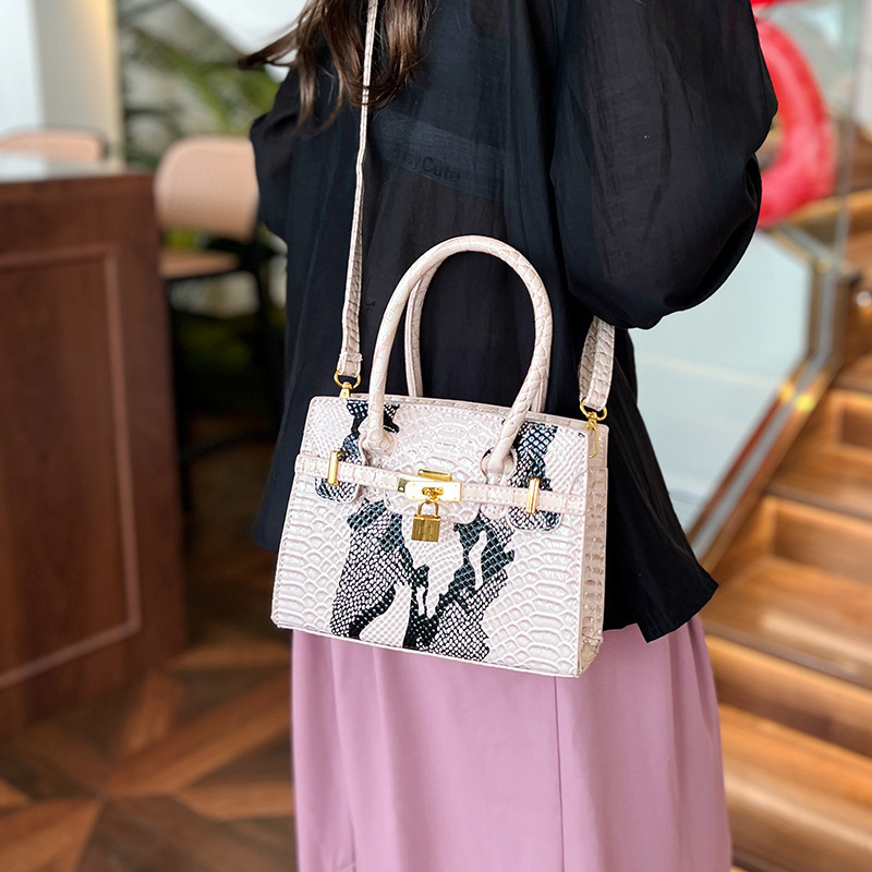 Designer Pack New Snake Patterned Women S High End Single Shoulder Handbag Commuting Crossbody Bag Free Shipping
