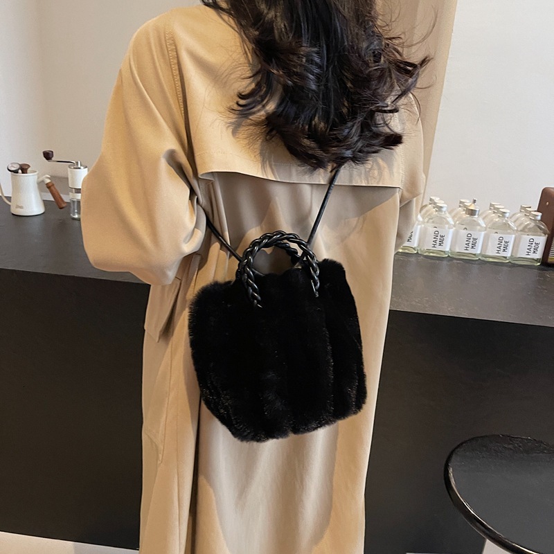 Autumn and winter super popular niche women's 2025 new versatile crossbody fashionable hand-held furry bag