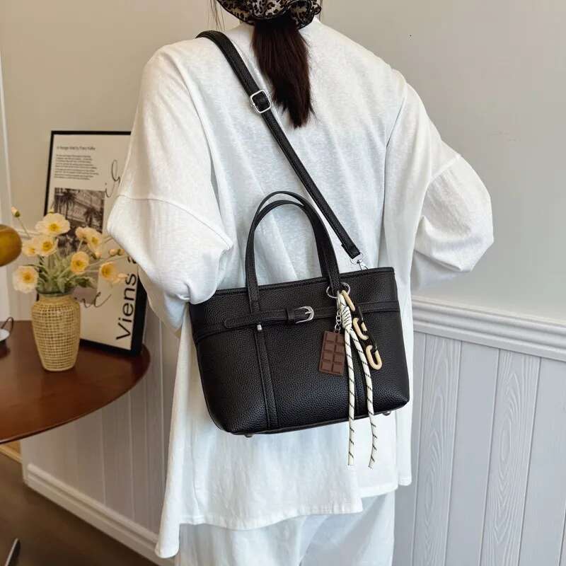 Elegant Retro Clutch Bag Designer Leather Crossbody Purse With Letter Women's Party Night Solid Color Accessory