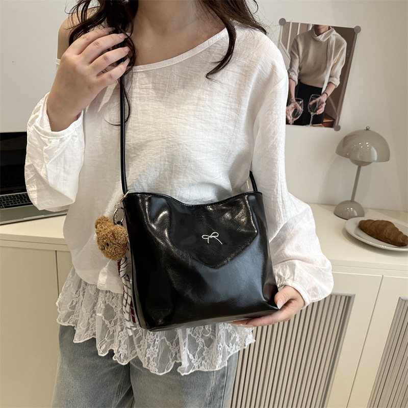 Fashionable and minimalist tote women's 2025 summer new item, bow tie accessory, shoulder bag, trendy crossbody bag