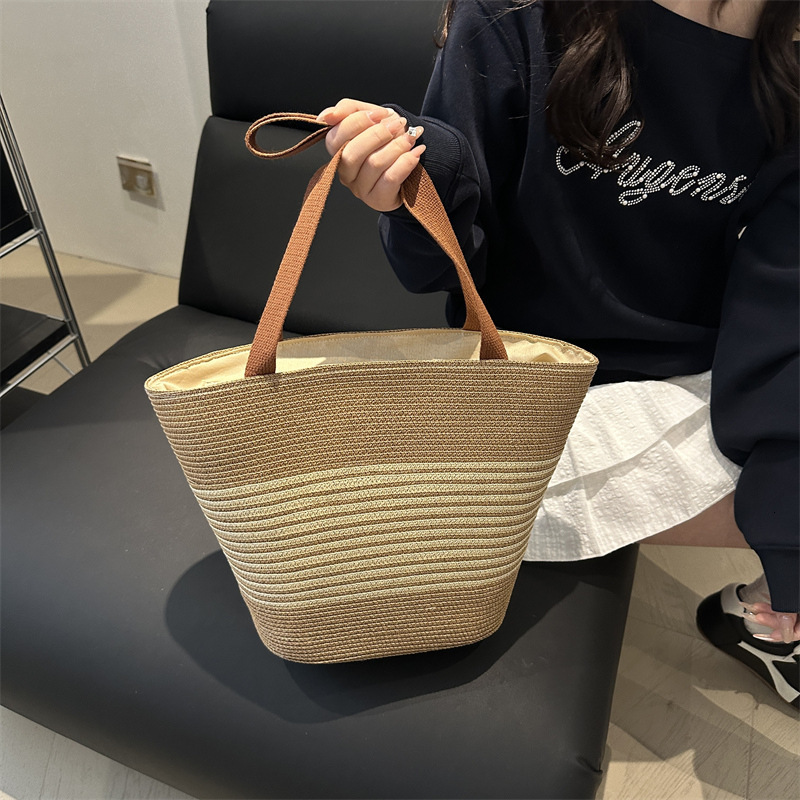 Fashion contrasting straw woven hand-held bucket women's 2025 summer new versatile shoulder casual armpit bag