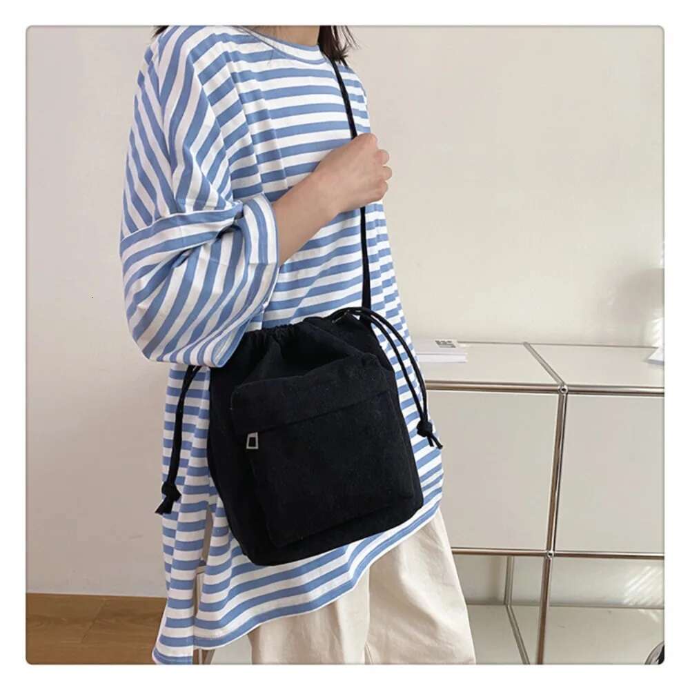 2024 New Women Middle Shoulder Korean Style Drawstring Bucket Casual Light Youth Crossbody Bag Whole Sale