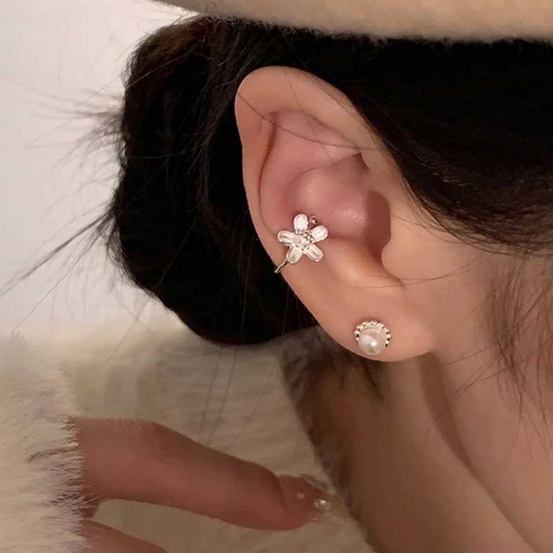 1 PC Lovely Flower Cuff Earrings for Women Cute Daisy Flower No Piercing Earcuff Clip Earring Silver Color Floral Earclip Y250510
