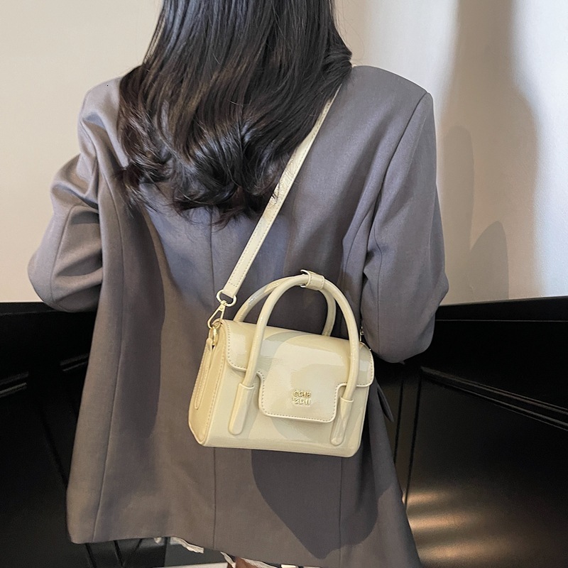 This year's popular hand-held small square women's 2025 summer new simple shoulder commuting crossbody bag